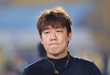 Trợ lý HLV TP.HCM: 'Đá gì nữa, trao cúp luôn đi'