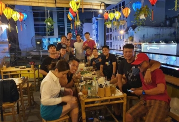 Công Phượng và vợ tri ân 'thầy cũ' Chung Hae Seong