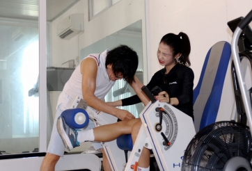 'Thần y' Hàn Quốc chữa trị cho nữ cầu thủ xinh đẹp bậc nhất VN