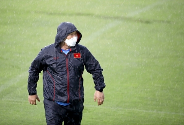 HLV Park 'dãi gió dầm mưa' gần 2 tiếng chỉ đạo U22 Việt Nam