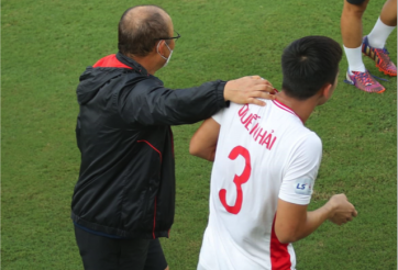 VIDEO: Quế Ngọc Hải bị HLV Park cho ăn 'chưởng' vì tội đòi quà