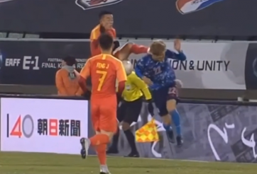 VIDEO: Chán đá bóng, cầu thủ Trung Quốc cho đối thủ ăn cú đạp trời giáng