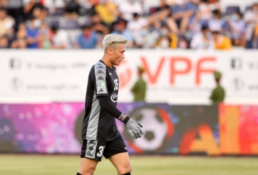 VIDEO: Đồng đội đá như 'mơ ngủ', Bùi Tiến Dũng nhận 2 'gáo nước lạnh' 