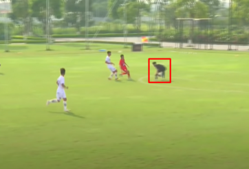 VIDEO: Quên mình là thủ môn, sao trẻ Việt Nam 'đi vào lòng đất'