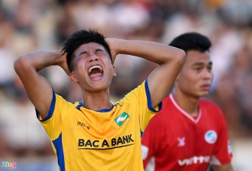 VIDEO: Thủ môn HAGL khiến 'sát thủ ĐT Việt Nam nằm vật ra sân tiếc nuối