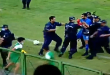 VIDEO: Không chịu bắt kém, thủ môn nhọ nhất năm bị đánh hội đồng