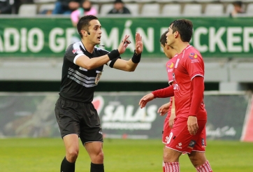 VIDEO: Trọng tài 'đãng trí' làm trò hề cho cả thế giới