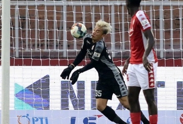 VIDEO: Bùi Tiến Dũng đứng 'chôn chân' bất lực nhìn tiền đạo HAGL xé lưới