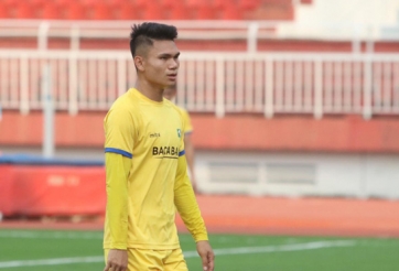 VIDEO: Màn tỉ thí tâng bóng 2 chân 2 chạm của 2 cầu thủ SLNA