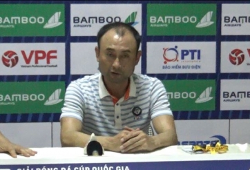 HAGL coach Lee Tae-hoon gently warns Xuan Truong after coming back from Buriram