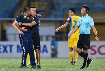 Coach Chu Dinh Nghiem receives heavy punishment, Hanoi FC loses it head coach in HAGL match