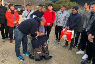Park Hang-seo visiting his 97-year-old mother bursts into tear
