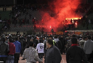 VIDEO: Những vụ bạo loạn kinh hoàng ở sân cỏ trên thế giới - p1