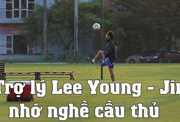 VIDEO:Trợ lý Lee Young-Jin ngẫu hứng biểu diễn kỹ năng với trái bóng