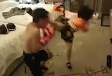 VIDEO: Pha solo MMA cực chất của em gái với anh trai trong phòng ngủ