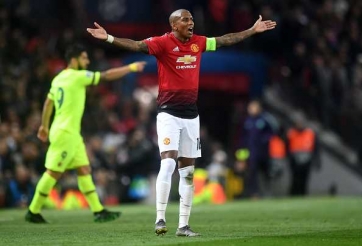 Ashley Young bị CĐV Man Utd kêu gọi bán khẩn cấp