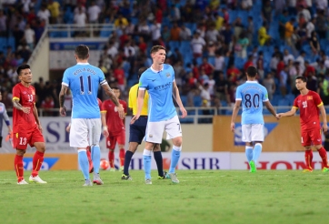 VIDEO: Siêu hậu vệ Manchester City sút phạt tung lưới Việt Nam