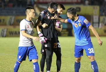 Pha ăn vạ của thủ môn Quảng Nam bị CĐV quốc tế chỉ trích dữ dội