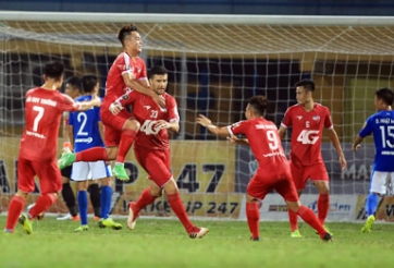 Ngọc Hải để bóng chạm tay, Viettel vẫn thắng nhẹ Khánh Hoà
