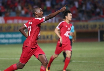 Gục ngã trên SVĐ Hàng Đẫy, ngôi đầu bảng của TPHCM lung lay dữ dội