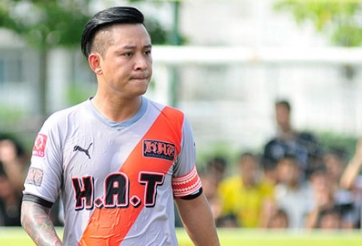 VIDEO: Ca sỹ Tuấn Hưng ghi bàn như Ronaldinho trên sân Phủi