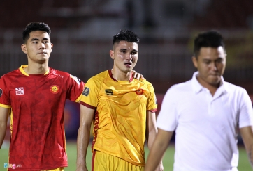 Cựu tuyển thủ U23 VN bật khóc khi đội nhà sắp xuống hạng