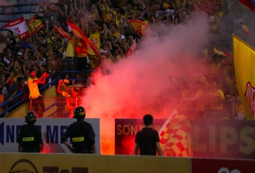 Khởi tố vụ đốt pháo sáng trên sân Hàng Đẫy, triệu tập 14 CĐV Nam Định