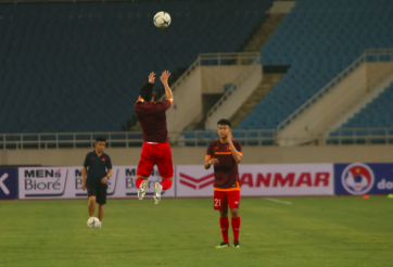 HLV Park Hang Seo chăm chú quan sát Đoàn Văn Hậu tập luyện