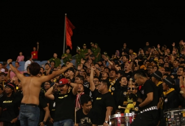 VIDEO: CĐV Malaysia nhảy múa tưng bừng trước trận đấu
