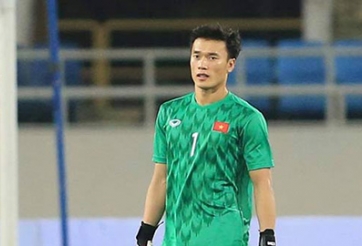 VIDEO: Bùi Tiến Dũng làm nản lòng chân sút của U22 UAE