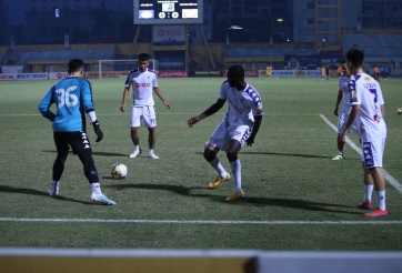 VIDEO: Cầu thủ Hà Nội FC thể hiện kỹ thuật trong buổi khởi động