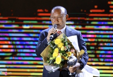 Ông Park Hang Seo thắng giải HLV nam của năm tại AFF Awards 