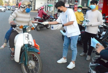 Sao HAGL đi phát khẩu trang miễn phí để phòng dịch corona