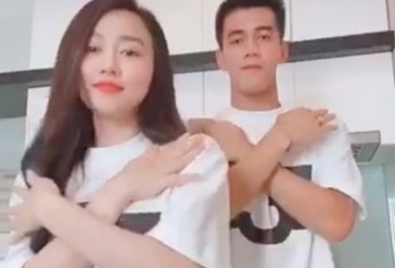 Tiến Linh và bạn gái hot girl gây sốt với 'Ghen Cô Vy'