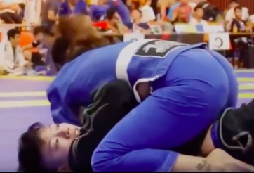 VIDEO: Cô gái xinh đẹp bắt đối thủ nam ôm hận trên sàn Judo