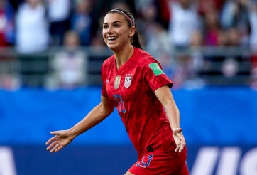 VIDEO: Siêu phẩm của các nữ cầu thủ khiến đồng nghiệp nam chào thua