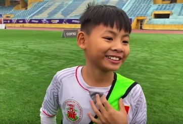 'Messi Hải Dương' sút bóng lắc lư như Cristiano Ronaldo