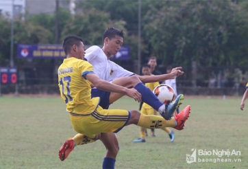 VIDEO: U17 SLNA sút xa như dội bom