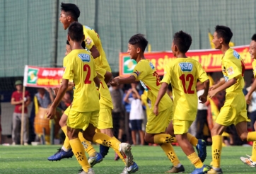 VIDEO: U12 SLNA sút xa như 'bắn đại bác' vào khung thành
