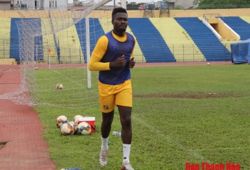 Ngoại binh cãi tay đôi với HLV Lê Huỳnh Đức dính chấn thương