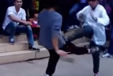 Hai nữ võ sĩ thách đấu Vịnh Xuân Quyền nhưng chuyển qua giật tóc, kéo áo