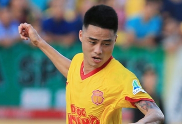 VIDEO: Cựu tuyển thủ Việt Nam nhận thẻ đỏ hy hữu sau 2 phút vào sân