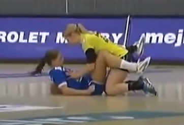 VIDEO: Hai nữ VĐV khiến người xem phải đỏ mặt với cú ngã bất ngờ