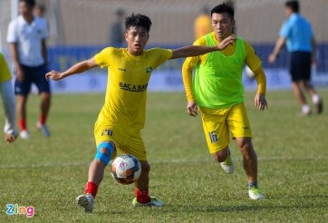 Phan Văn Đức lại dính chấn thương đầu gối