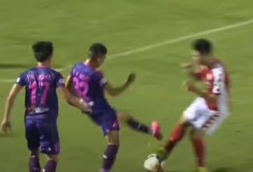 VIDEO: Công Phượng suýt dính chấn thương nặng với pha vào bóng nguy hiểm