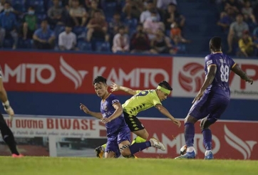 VIDEO: Quang Hải bỏ lỡ cơ hội ghi bàn khó tin trước Bình Dương