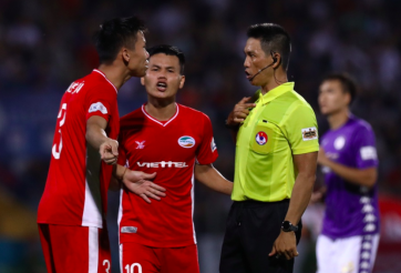 VIDEO: Cận cảnh pha phạm lỗi trong vòng cấm của Khắc Ngọc