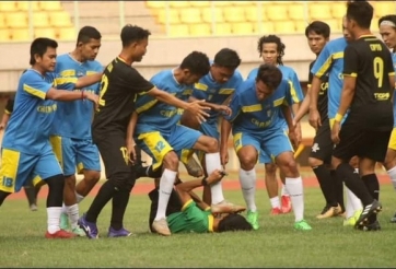 Cầu thủ Indonesia hành hung trọng tài ngay trong trận đấu