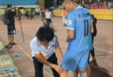 Thần y Choi 'xem giò' trò cưng của HLV Lê Huỳnh Đức