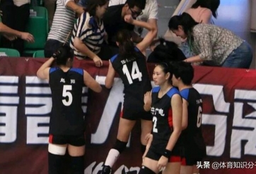 Nữ VĐV bóng chuyền đấm gục nam bảo vệ ngay giữa trận đấu